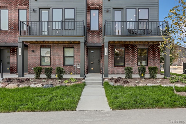 2133 Evergreen Ln Unit 28, Ann Arbor, MI 48103 - multi unit property with a balcony and brick siding