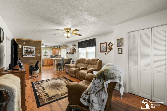 4162 9th St, Newport, MI 48166 - living area with a ceiling fan, a textured ceiling, and light wood-style flooring