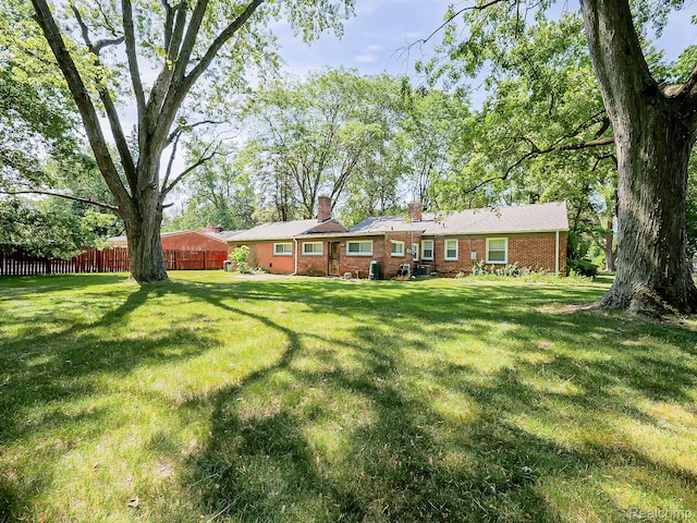 23740 Lee Baker Dr, Southfield, MI 48075 - view of yard
