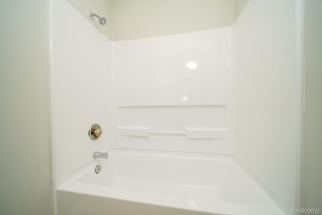 4865 Huston Dr, Lake Orion, MI 48359 - full bathroom featuring shower / tub combination
