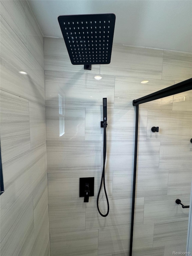 1112 Brockway Rd, Saginaw, MI 48602 - full bath with tiled shower