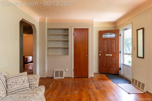 526 W Webster Rd, Royal Oak, MI 48073 - entrance foyer with wood finished floors and arched walkways