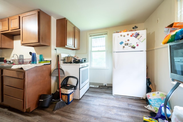 635 Sinclair Ave NE, Grand Rapids, MI 49503 - kitchen featuring white appliances and wood finished floors