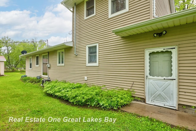 959 N Cass Ave, Vassar, MI 48768 - view of exterior entry featuring a lawn