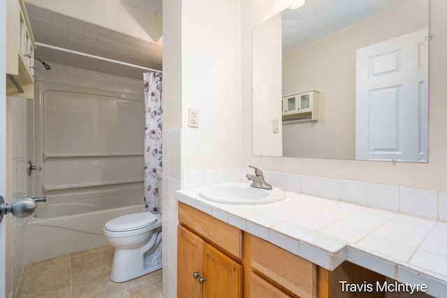 17909 Hidden Dunes Ln Unit B, Spring Lake, MI 49456 - full bath with vanity, shower / tub combo with curtain, and tile patterned flooring
