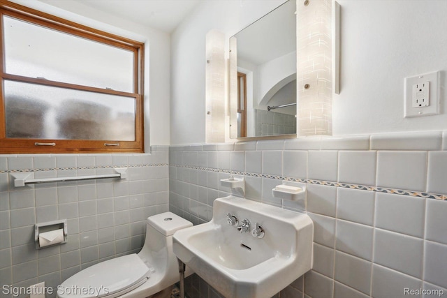 3806 Island Park Dr, Waterford, MI 48329 - bathroom featuring tile walls