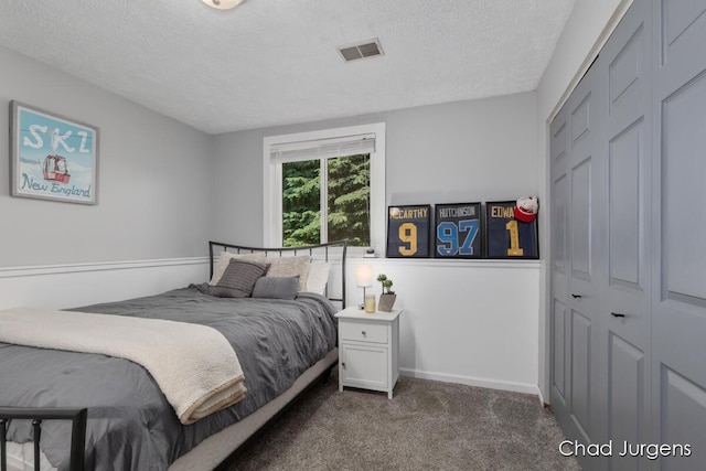 647 Maynard NW, Grand Rapids, MI 49504 - bedroom with carpet, a textured ceiling, and a closet