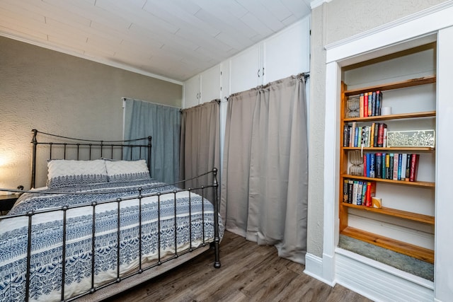 620 Vann St, Niles, MI 49120 - bedroom with wood finished floors and a textured wall