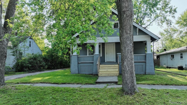 1906 N Charles St, Saginaw, MI 48602 - view of front facade featuring covered porch and a front yard