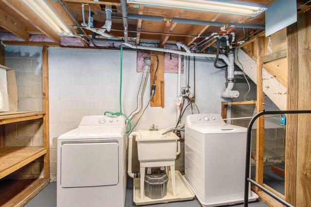51591 Oak Dr, Mattawan, MI 49071 - laundry room featuring washing machine and clothes dryer