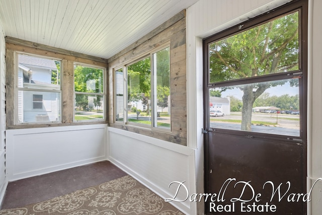 612 E Green St, Hastings, MI 49058 - unfurnished sunroom with carpet floors