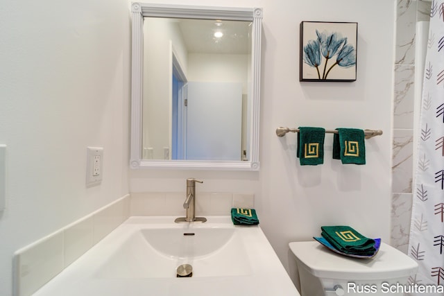 1366 W Norton Ave, Muskegon, MI 49441 - full bath featuring vanity and curtained shower
