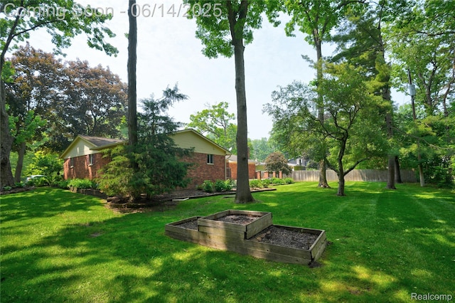5614 Warbler Dr, Clarkston, MI 48346 - view of yard featuring a garden