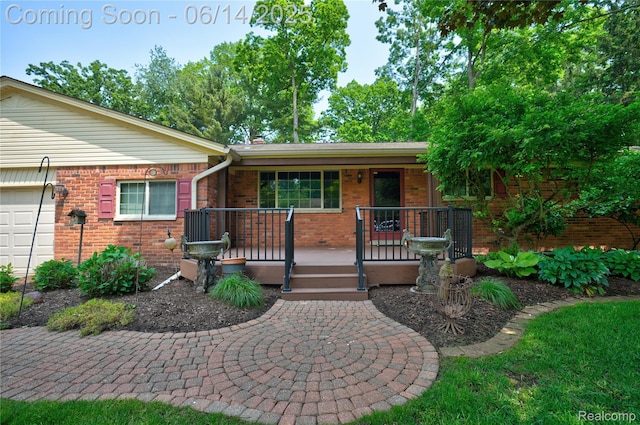 5614 Warbler Dr, Clarkston, MI 48346 - ranch-style house with brick siding, an attached garage, and covered porch