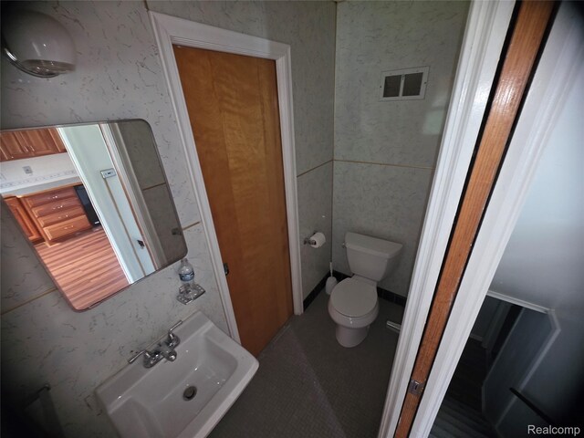 9990 Hambleton St, Canton, MI 48150 - half bath featuring toilet and a sink