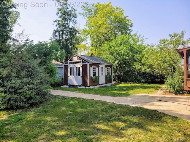 1118 Pine St, Grand Ledge, MI 48837 - view of grassy yard with a storage shed
