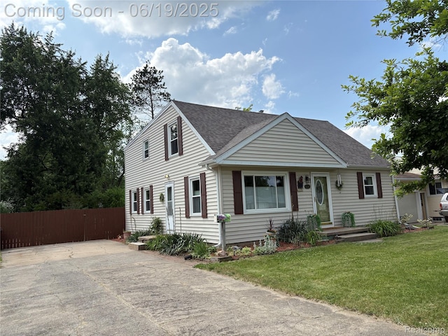 1118 Pine St, Grand Ledge, MI 48837 - view of front facade with a shingled roof