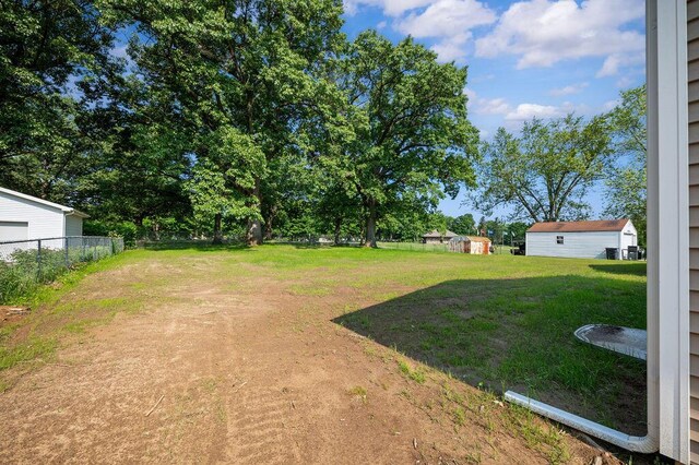 310 Hillview St, Buchanan, MI 49107 - view of yard