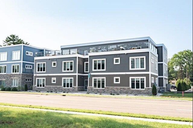 914-14 E Front St, Traverse City, MI 49686