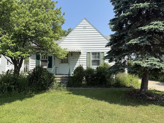 911 Napier Ave, Saint Joseph, MI 49085 - bungalow featuring a front lawn