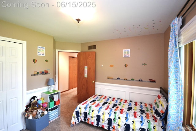 10010 Orchard Ridge Ct, Holly, MI 48442 - bedroom featuring carpet floors, wainscoting, and a closet
