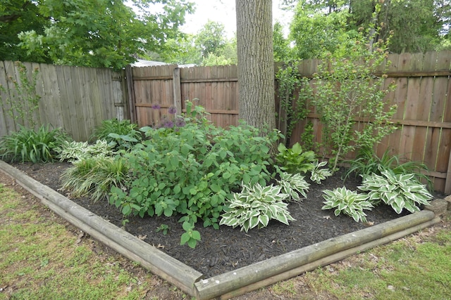 552 W Main St, Niles, MI 49120 - view of fenced backyard