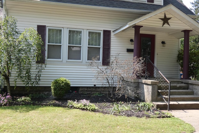 552 W Main St, Niles, MI 49120 - view of front facade with roof with shingles and a front lawn
