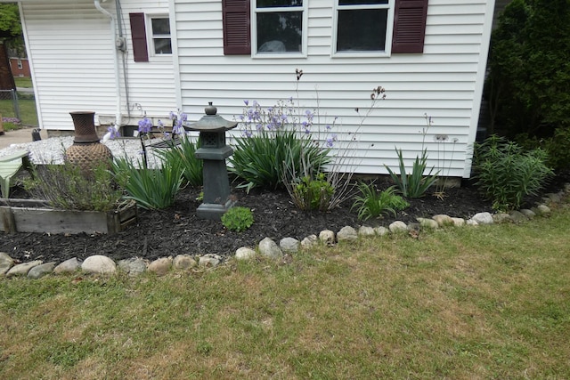 552 W Main St, Niles, MI 49120 - view of property exterior featuring a yard