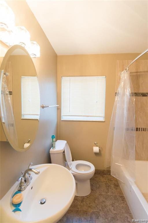 4030 W 13 Mile Rd Unit 3, Royal Oak, MI 48073 - bathroom featuring toilet and shower / tub combo with curtain