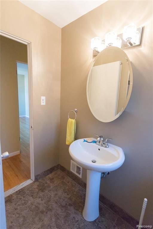 4030 W 13 Mile Rd Unit 3, Royal Oak, MI 48073 - bathroom featuring baseboards