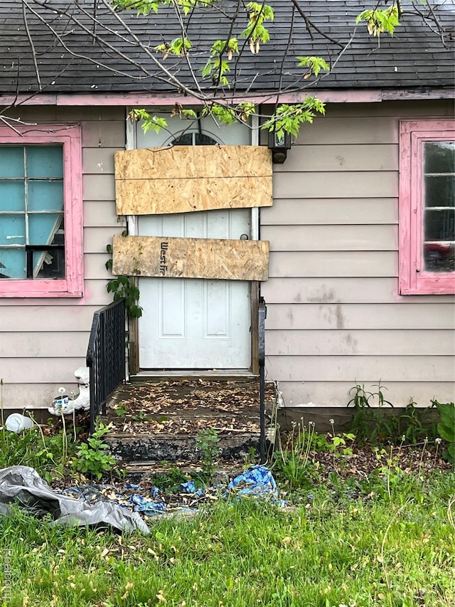 4172 Fenton Rd, Flint, MI 48507 - exterior view of roof with shingles