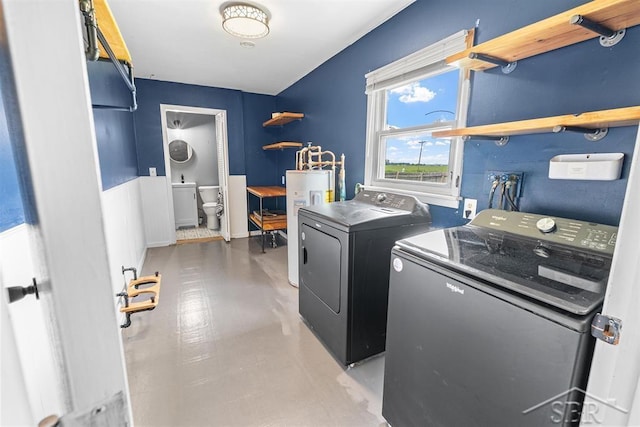 490 W Wilder Rd, Auburn, MI 48611 - laundry area featuring washing machine and dryer and water heater