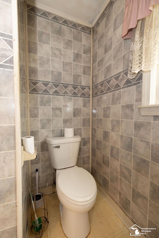 6200 Jackman Rd, Temperance, MI 48182 - bathroom featuring tile walls