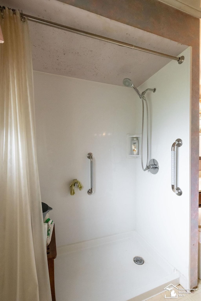 6200 Jackman Rd, Temperance, MI 48182 - bathroom featuring curtained shower