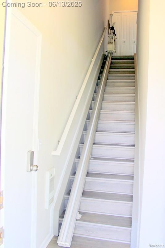 23413 Williamsburg Cir Unit 12, Woodhaven, MI 48183 - view of stairway