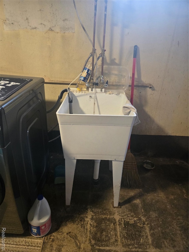 22612 Lyndon St, Detroit, MI 48223 - laundry area with washer / clothes dryer