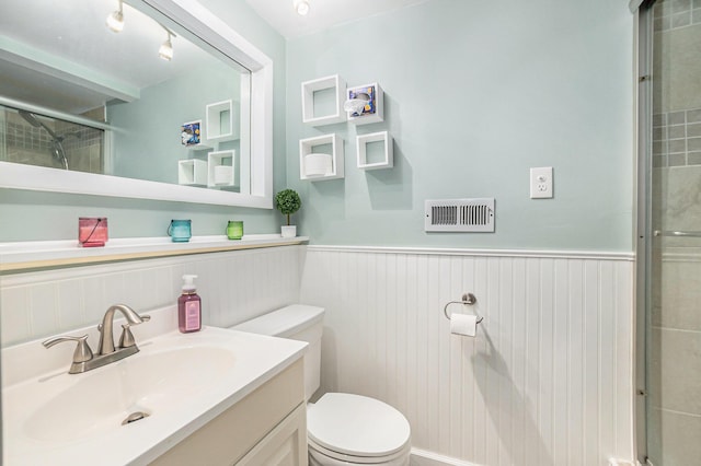 3923 Perry Ave SW, Wyoming, MI 49519 - full bathroom featuring a tile shower, a wainscoted wall, and vanity