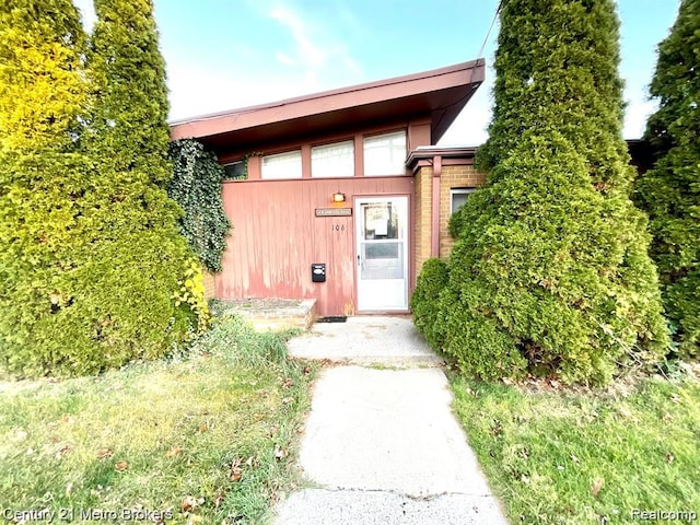 106 N Marquette St, Durand, MI 48429 - view of exterior entry