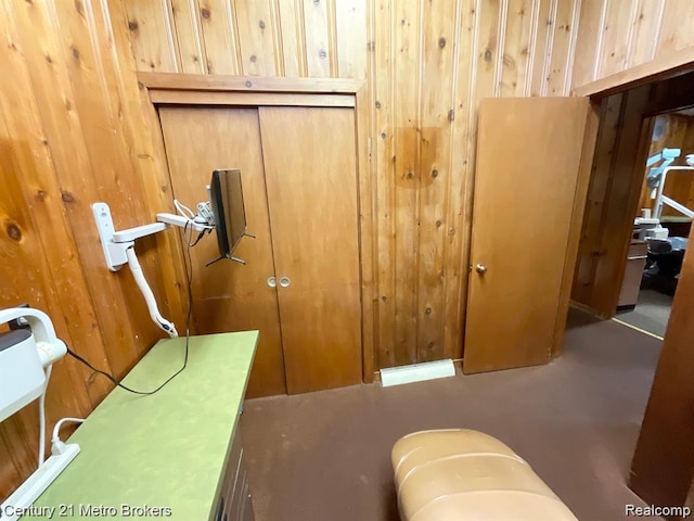 106 N Marquette St, Durand, MI 48429 - detailed view of wooden walls