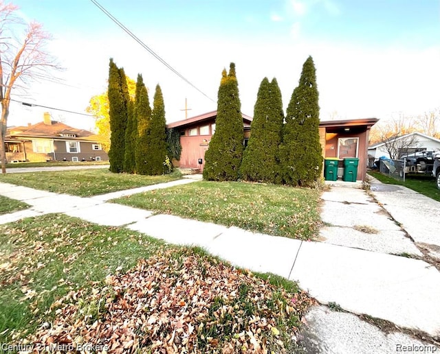106 N Marquette St, Durand, MI 48429 - view of front of home with a front yard