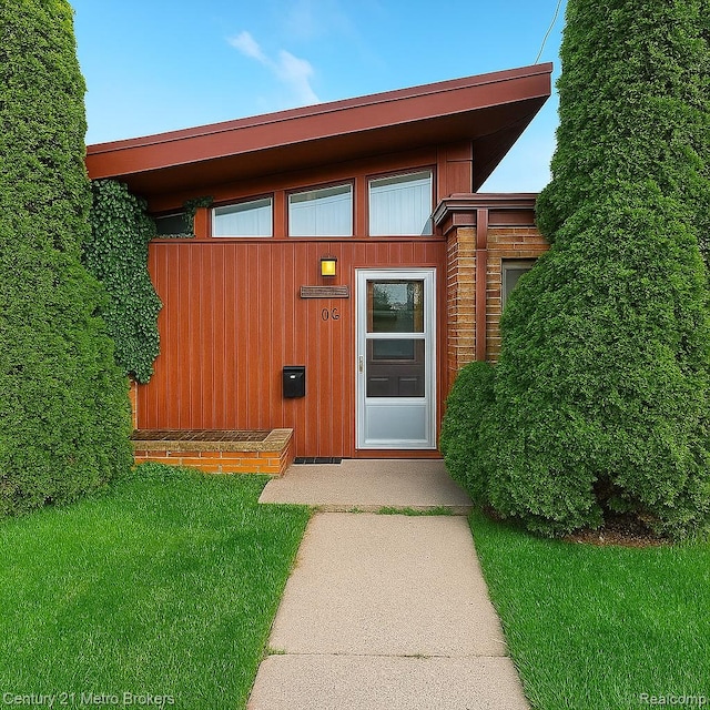 106 N Marquette St, Durand, MI 48429 - doorway to property with a lawn