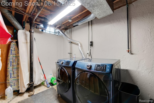 22086 Hillcrest Ct, Woodhaven, MI 48183 - laundry room featuring washing machine and dryer
