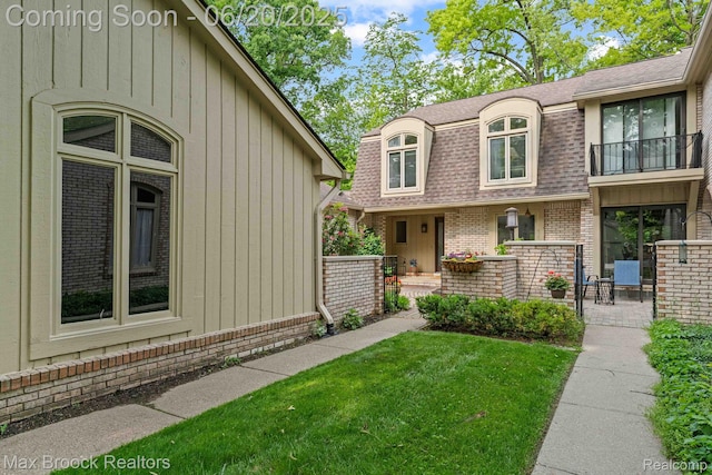 1360 Bramblebush Run, Bloomfield Hills, MI 48304 - view of front facade with roof with shingles, brick siding, a balcony, and a front yard