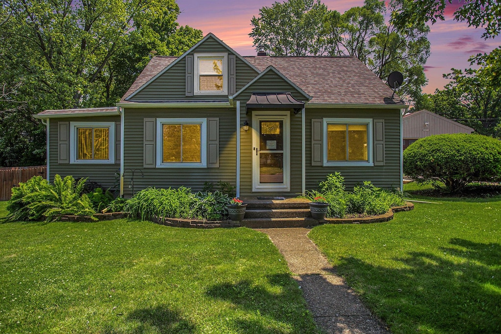 138 N Woodrow Ave, Battle Creek, MI 49015 - bungalow-style house with roof with shingles