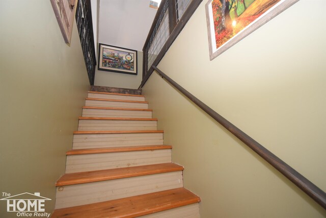2411 Escott Rd, Owosso, MI 48867 - view of stairway