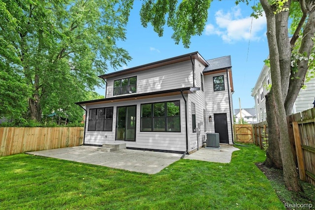 624 S Vermont Ave, Royal Oak, MI 48067 - back of property featuring a patio, a fenced backyard, and a sunroom