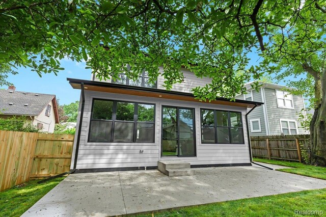 624 S Vermont Ave, Royal Oak, MI 48067 - back of house featuring a patio and a fenced backyard