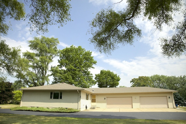 3325 John R Rd, Rochester Hills, MI 48307 - ranch-style house featuring crawl space and a garage