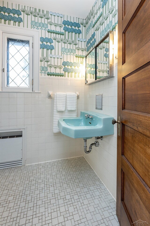 820 N Johnson St, Bay City, MI 48708 - bathroom with tile walls