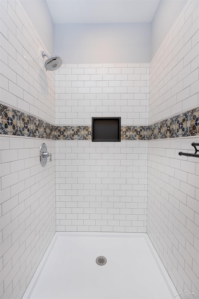 820 N Johnson St, Bay City, MI 48708 - full bath featuring tiled shower